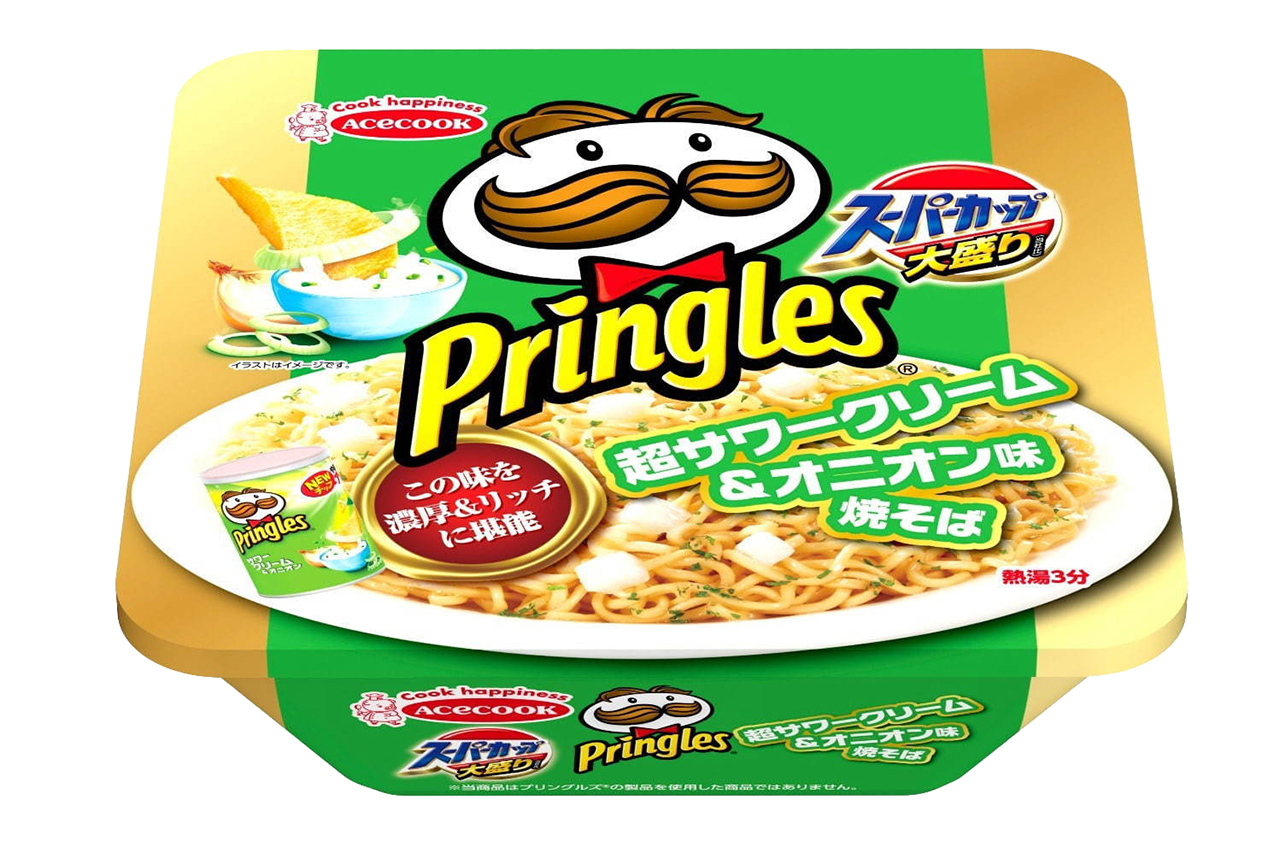 โฉมหน้าของ Pringles ยากิโซบะรสซาวครีมและหัวหอมที่มีจำหน่ายในราคาเพียง 220 เยน(ไม่รวมภาษี)