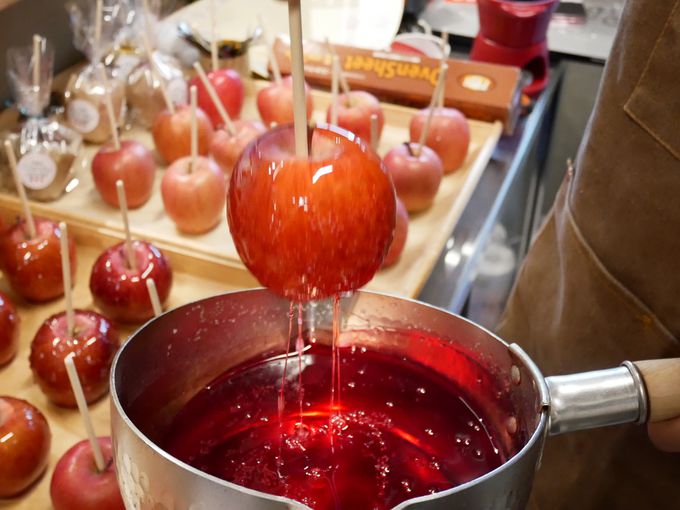 Candy Apple โดดเด่นด้วยการนำแอปเปิ้ลทั้งลูกมาชุบเคลือบน้ำตาลบางๆ