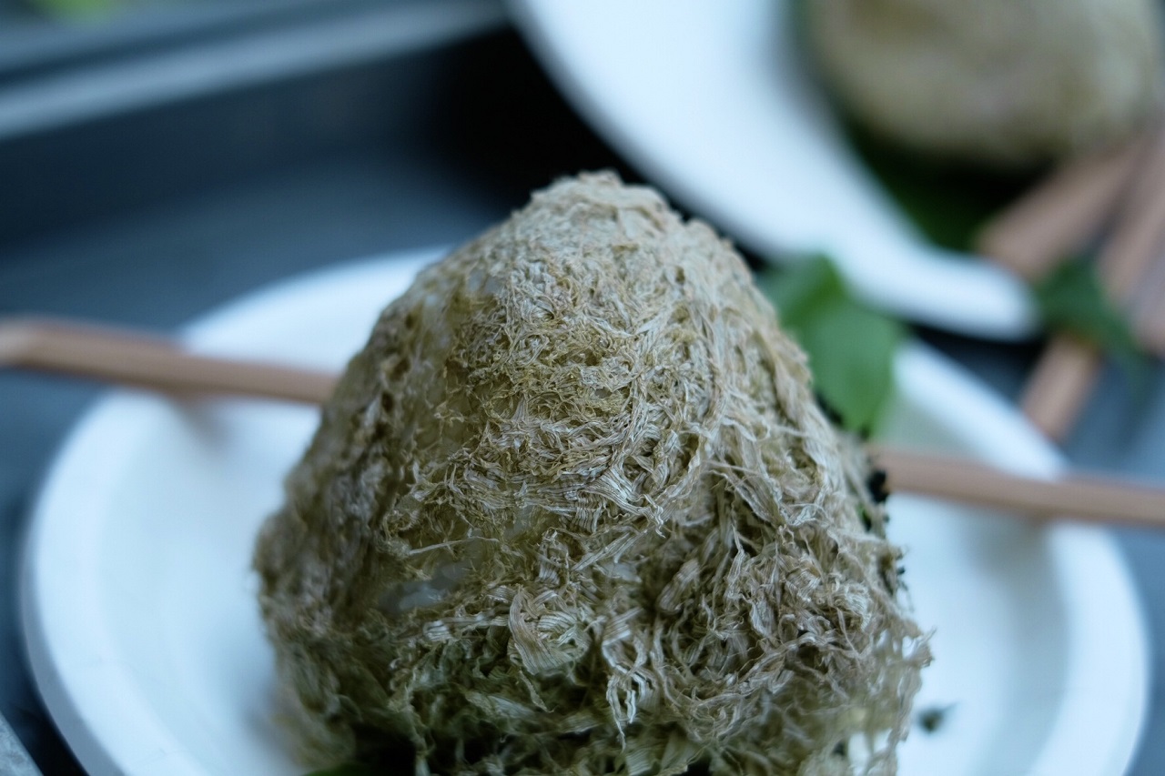 อาหารท้องถิ่น โทยามะ : โทโรโระคอมบุ โอนิกิริ (Tororokombu Onigiri)