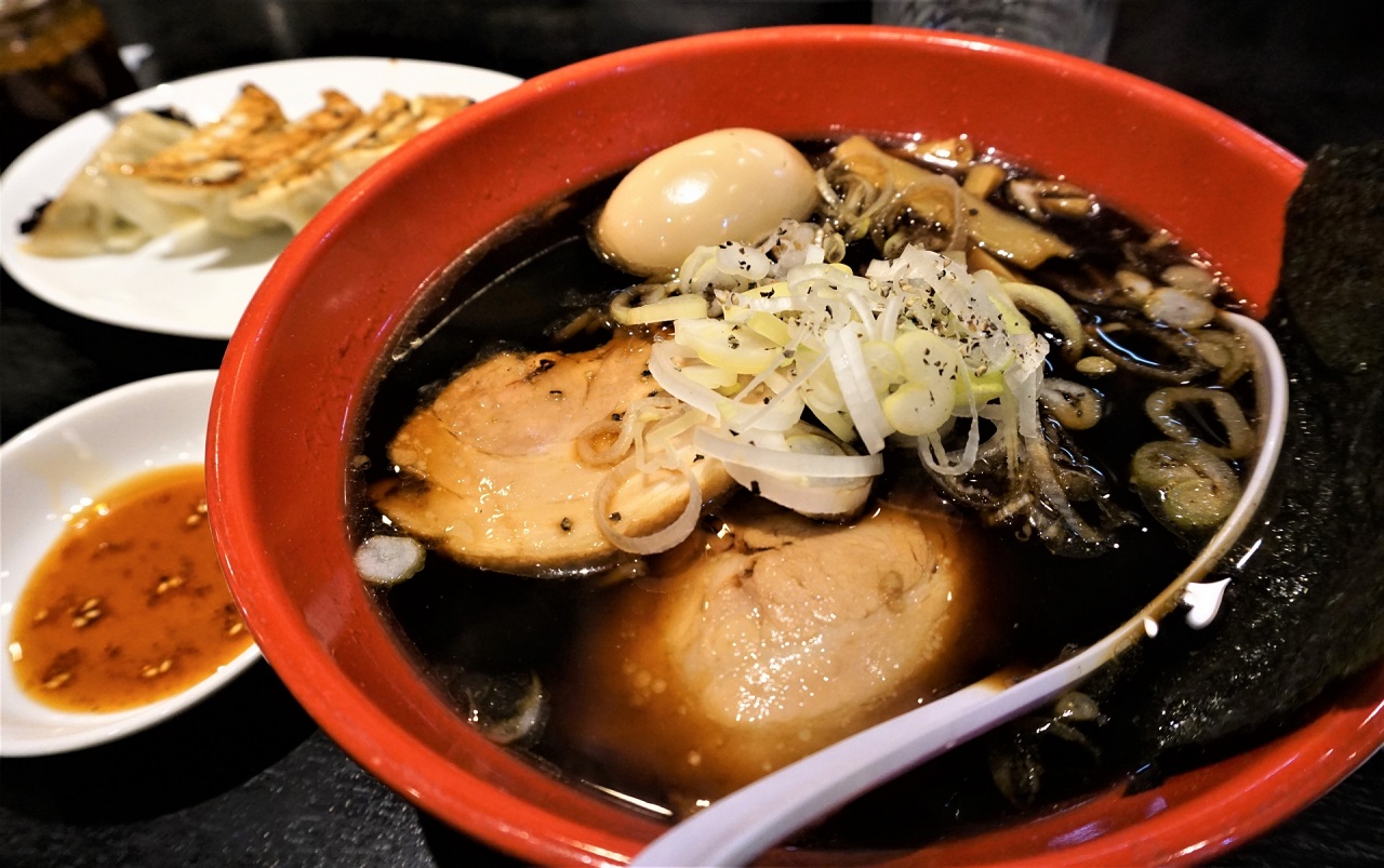 อาหารท้องถิ่น น่ากินใน โทยามะ : โทยามะแบล็คราเมน (Toyama Black Ramen)