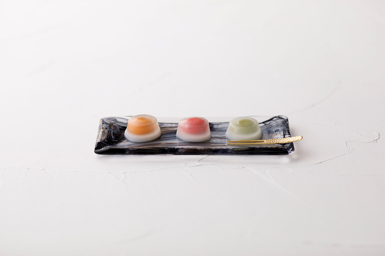 OGLABO TOKYO เมนูแนะนำ: OGLA Colorful Ganache แป้งคุสึโมจิที่เหนียวและนุ่ม ห่อด้วยกานาชไส้มะม่วง เบอร์รี่ และถั่วพิสตาชิโอ
