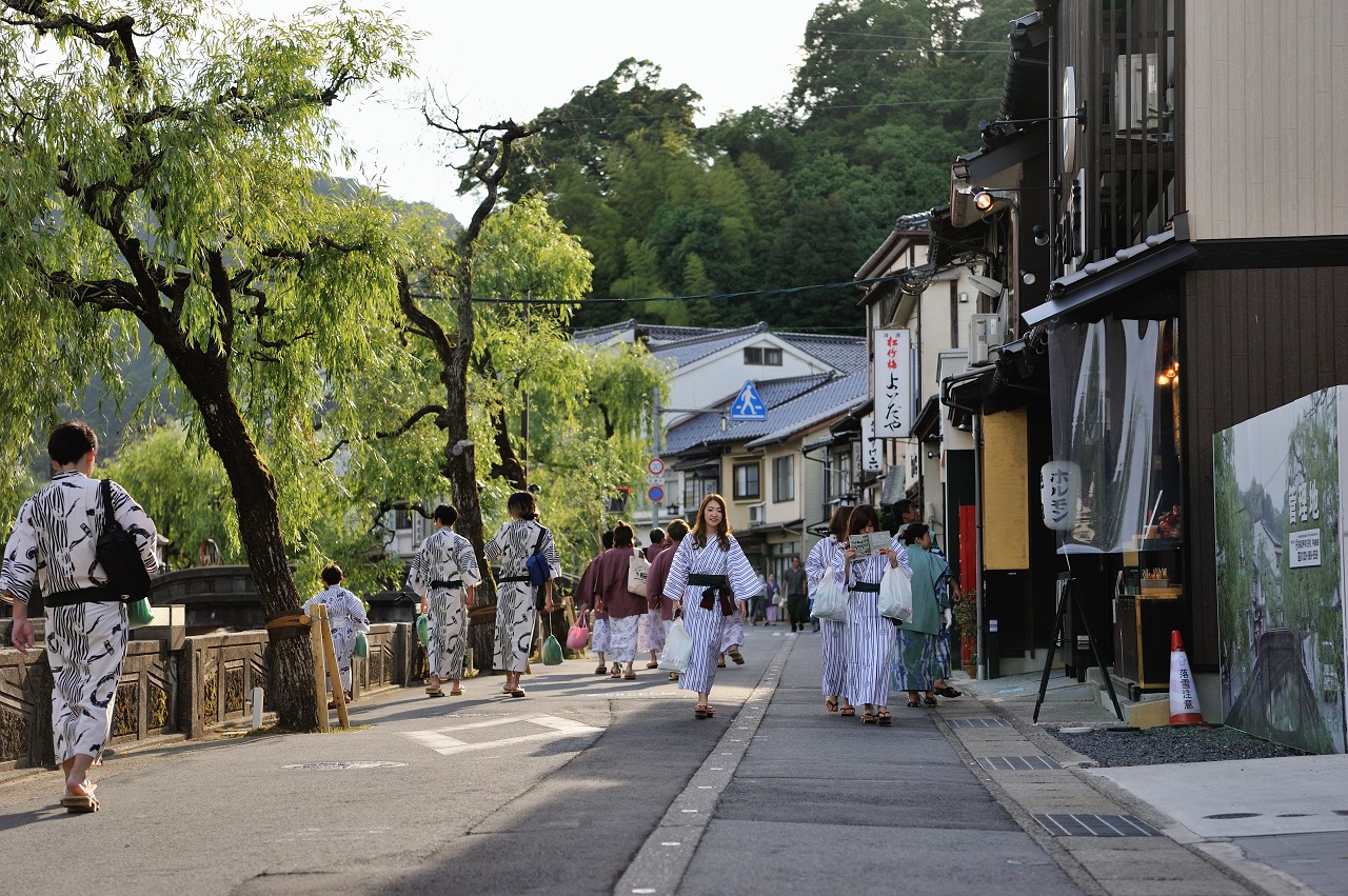 ใส่ยูกาตะเดินเล่นในเมือง คิโนะซากิออนเซ็น Kinosaki Onsen