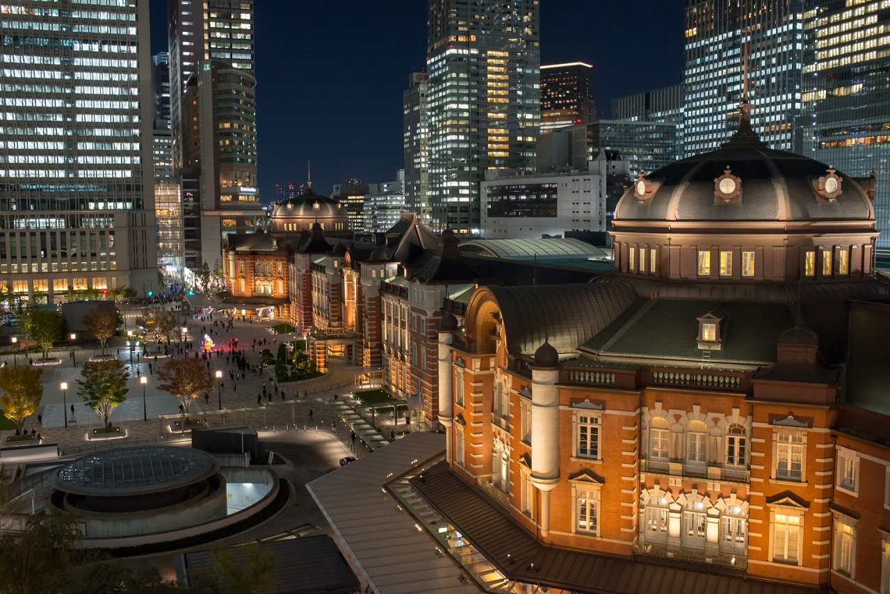 The Tokyo Station Hotel ตั้งอยู่ทางฝั่งมารุโนะอุจิ (Marunouchi) ของสถานีโตเกียว