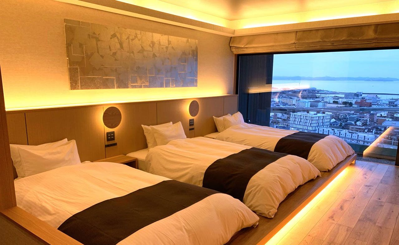Triple Bed Room เตียง ห้องพัก โรงแรม เกาะชิโกกุ