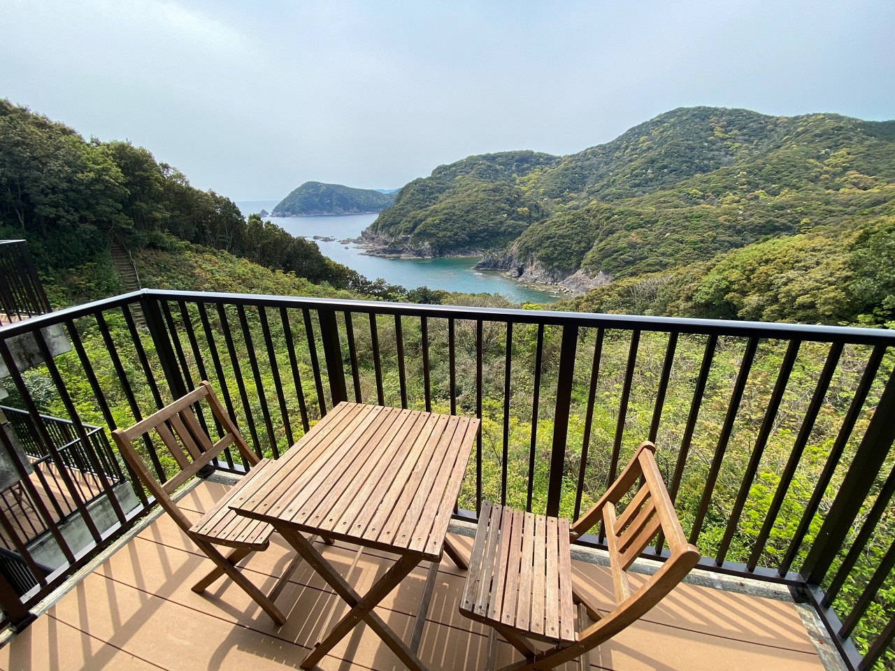 โรงแรม เกาะชิโกกุ เก้าอี้นั่งพักผ่อน วิวทะเล ระเบียง View