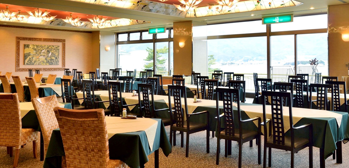 ร้านอาหารของโรงแรม Hotel restaurant in Bay Resort Hotel Shodoshima ห้องอาหารหรู