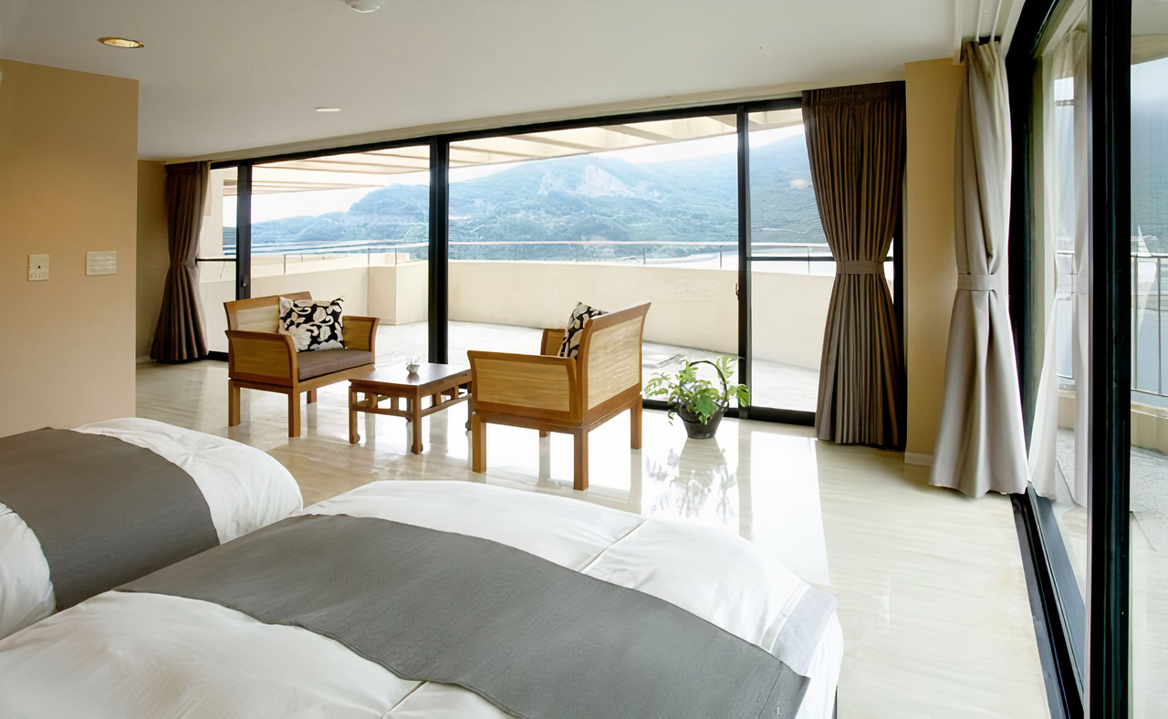 Bedroom ห้องนอนของโรงแรม เก้าอี้คู่ชมวิว Balcony view