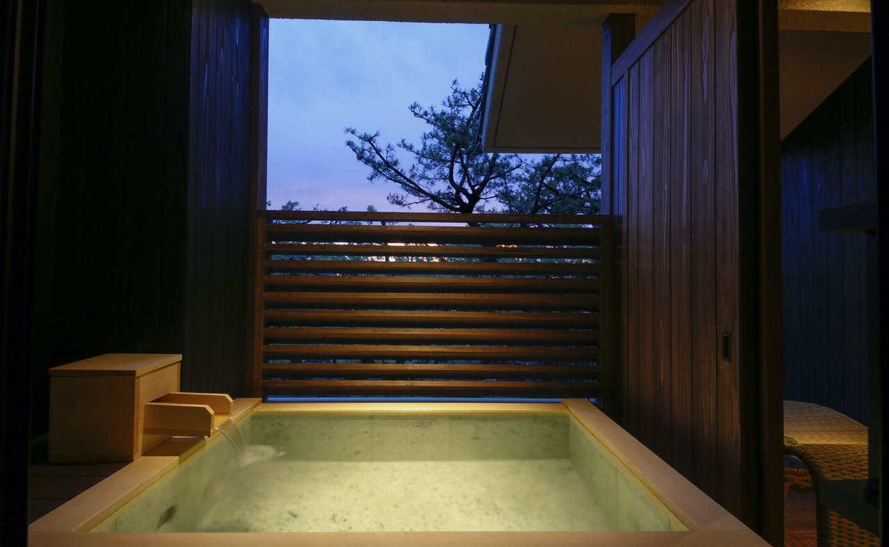 อ่างอาบน้ำ ออนเซ็น ส่วนตัว Awaji Hamarikyu Villa Takumi