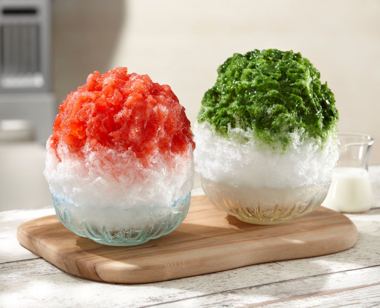Strawberry น้ำแข็งไสที่ราดด้วยสตรอว์เบอร์รีเชื่อม Matcha น้ำแข็งไสราดด้วยซอสชาเขียว
