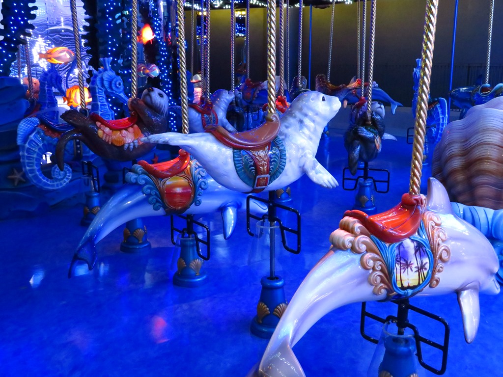 ม้าหมุน Dolphin Party Merry-go-round